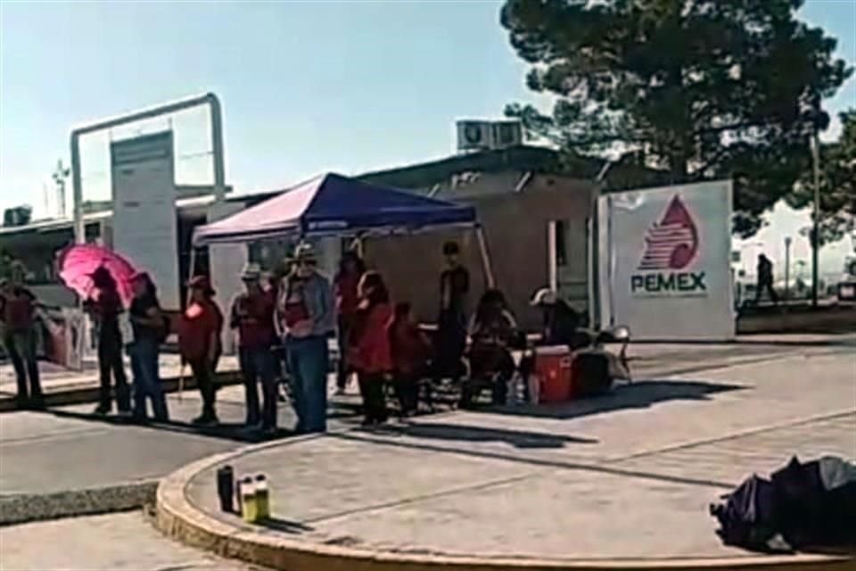 Las entradas y salidas de las plantas de Pemex en tres ciudades de Chihuahua permanecen bloqueadas por integrantes de la Red de Defensa Magisterial, quienes demandan jubilaciones dignas.