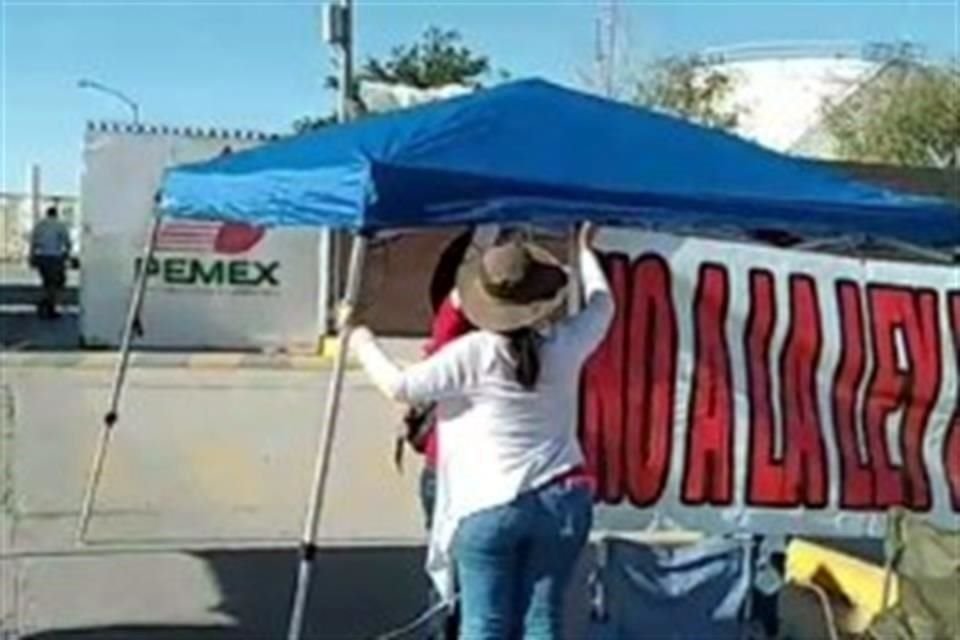 Las entradas y salidas de las plantas de Pemex en tres ciudades de Chihuahua permanecen bloqueadas por integrantes de la Red de Defensa Magisterial, quienes demandan jubilaciones dignas.
