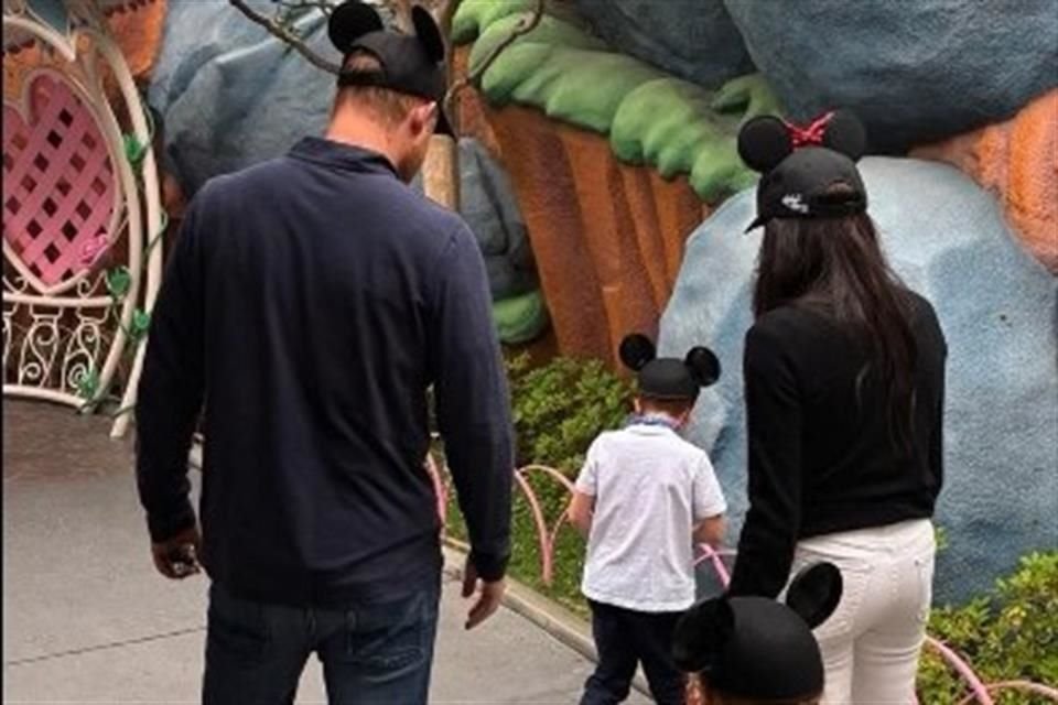La Duquesa de Sussex compartió a través de sus redes sociales un video en el que se puede ver a la familia recorriendo Disneyland y Disney California Adventure.