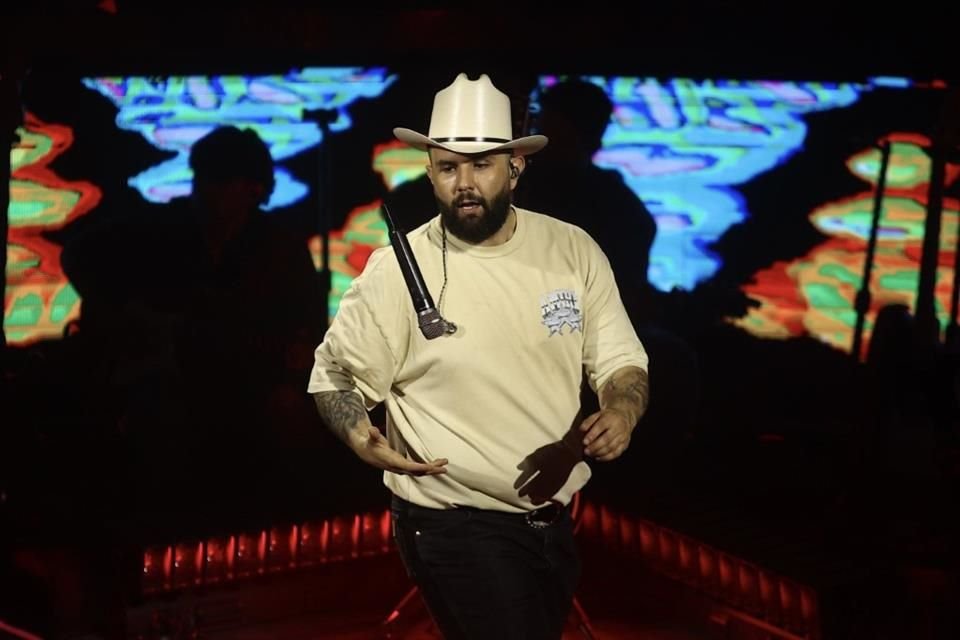 El cantante Carin León hizo historia en Spotify House con su fusión de música mexicana y country en el CMA Fest de Nashville 2025.