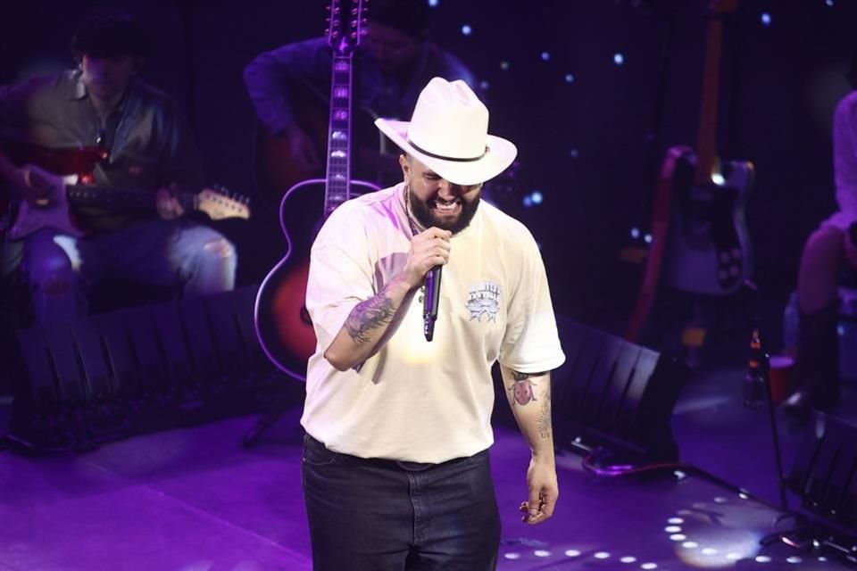 El sonorense se adueñó del escenario de Ole Red con una versión conmovedora de 'Tennessee Whiskey' de Chris Stapleton y una interpretación colectiva de 'Don't Stop Believin'' de Journey.