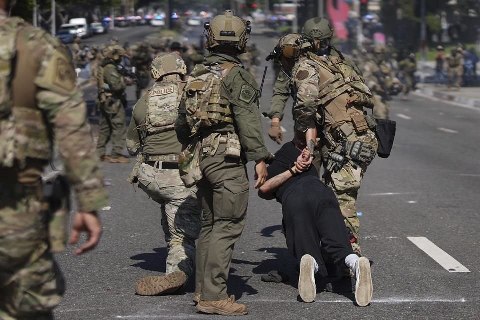 Al menos 330 migrantes han sido arrestados en Los Ángeles desde el viernes, informó Karoline Leavitt, portavoz de la Casa Blanca.