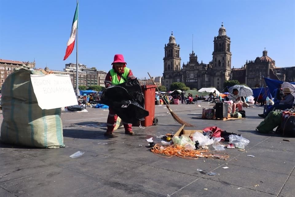 Tan pronto se retiró la CNTE, trabajadores de limpia despejaron los desechos acumulados en la Plaza de la Constitución.