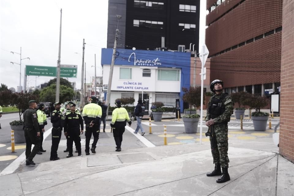 Un soldado resguarda la clínica donde el senador Miguel Uribe se encuentra internado, el 8 de junio.