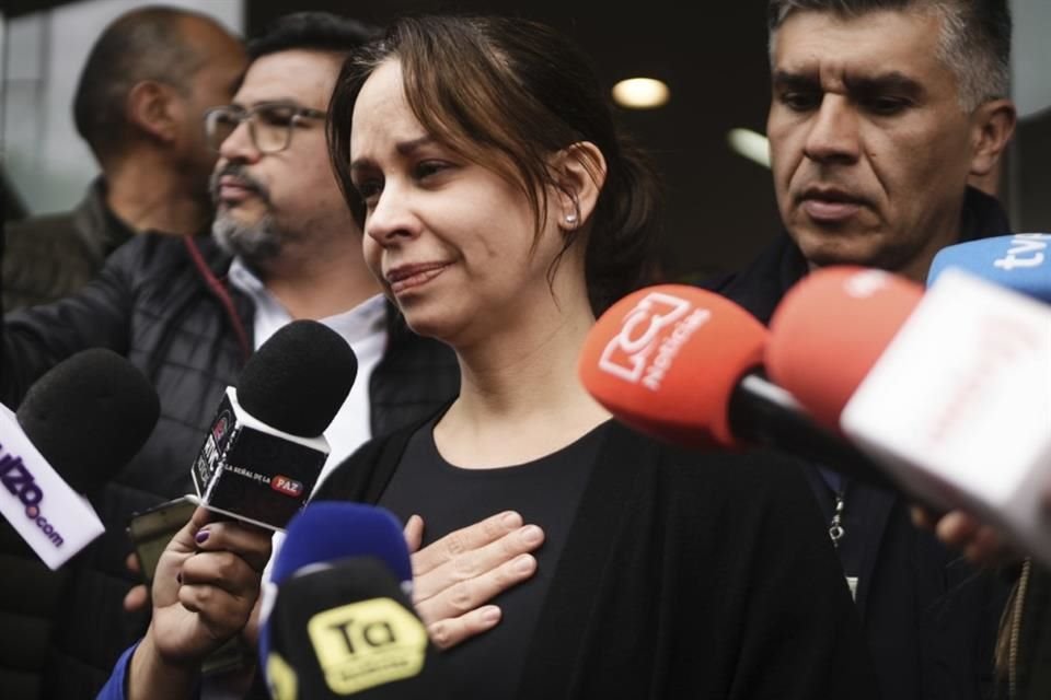 María Claudia Tarazona, esposa del senador colombiano Miguel Uribe Turbay, quien fue baleado en un mitin político, habla con la prensa.