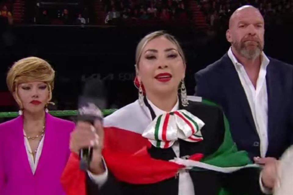 La cantante de regional mexicano Deyra Barrera se disculpó en redes por mega error al cantar el Himno Nacional en evento de la WWE.