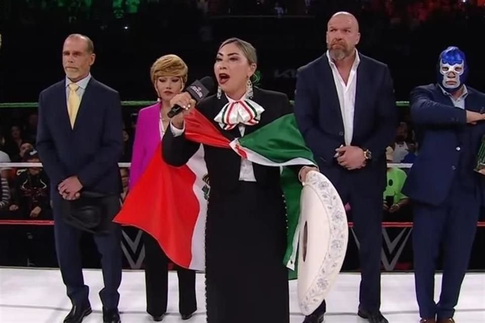 La polémica surgió cuando la artista de regional mexicano cambió la letra del Himno Nacional durante la apertura del show Worlds Collide.