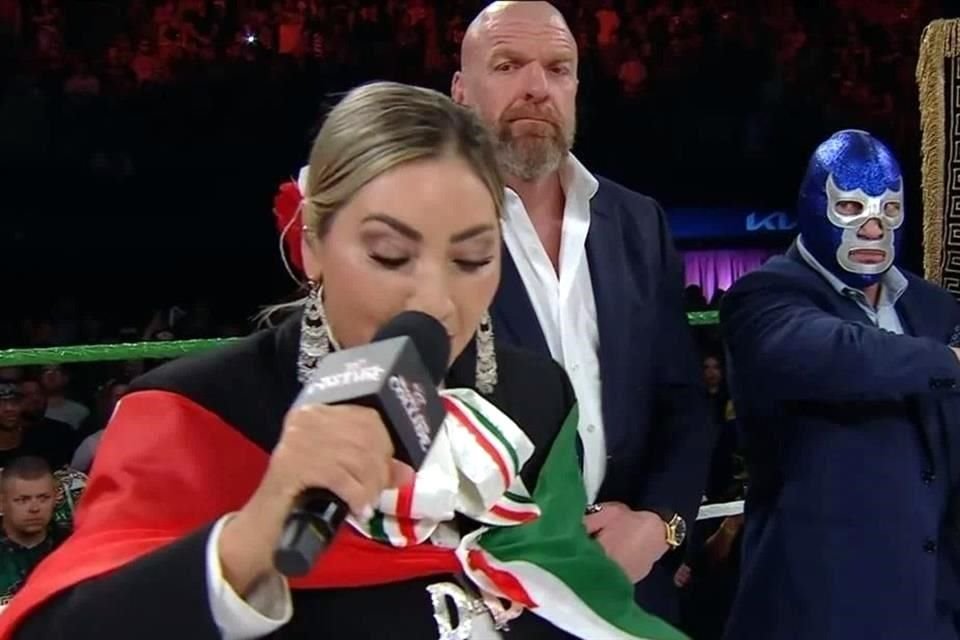 El momento se hizo viral también por la mirada incrédula y de desdén de Blue Demon Jr., quien se encontraba en el podio de bienvenida.