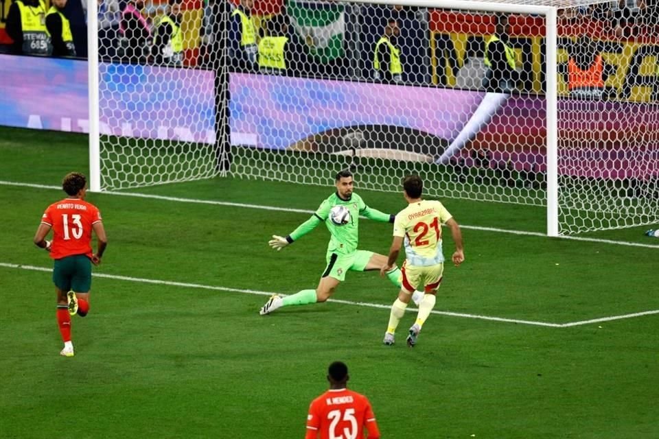 Así la definición de Mikel Oyarzabal para el 2-1.
