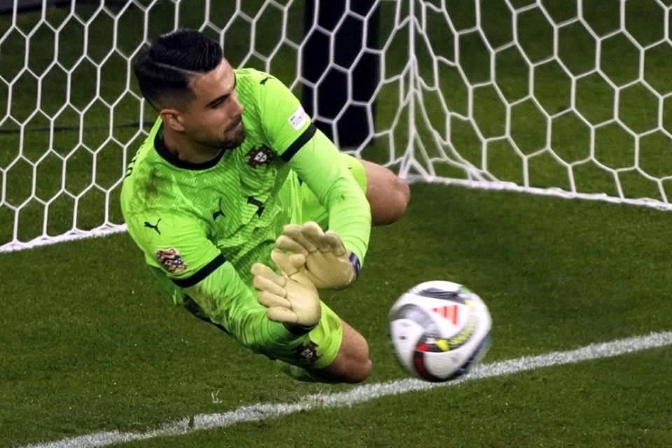 Diogo Costa paró de esta manera el disparo de Álvaro Morata.