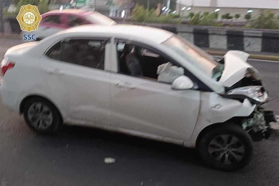 Un auto impactó de frente una patrulla en Calzada de Tlalpan y Eje 7.