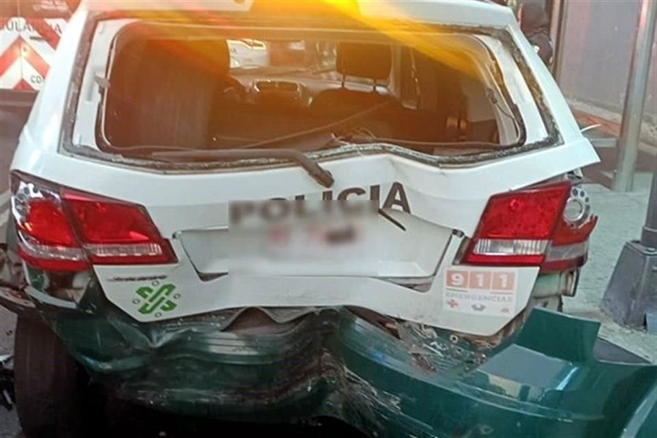 Tres policías resultaron heridos y fueron trasladados al hospital.