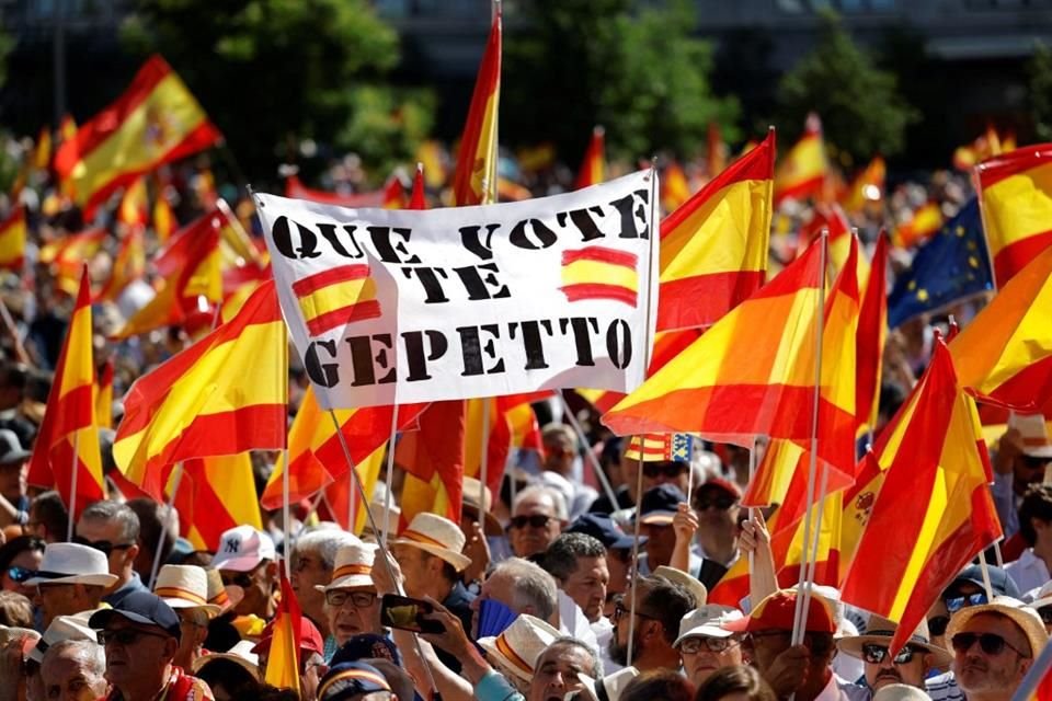 Un manifestante sostiene una pancarta contra el Gobierno de Pedro Sánchez, el 8 de junio del 2025.