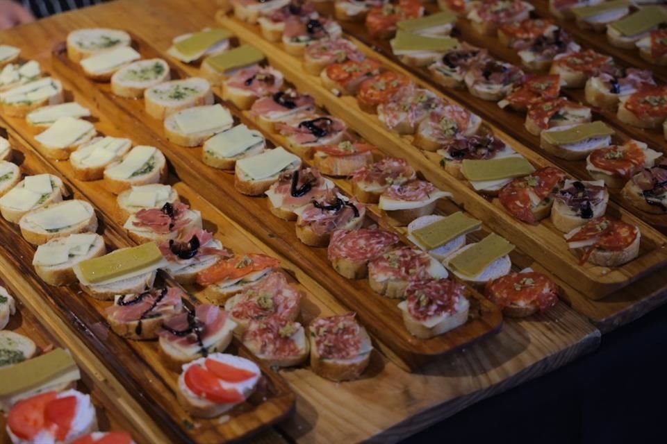 Más que un festival, Zona Vino es una celebración del vino en todas sus formas: desde la tierra hasta la copa, pasando por la cocina, la cultura y el encuentro entre personas.