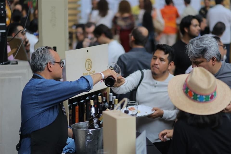 Además, se presentaron etiquetas como Casta Tinta Mourvèdre y Redes Tinto, ofrecidas por Yunuen Adame, de Wellnex.