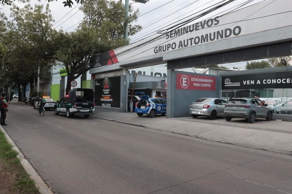 Sujetos armados ingresaron a la agencia automotriz y se llevaron siete vehículos.