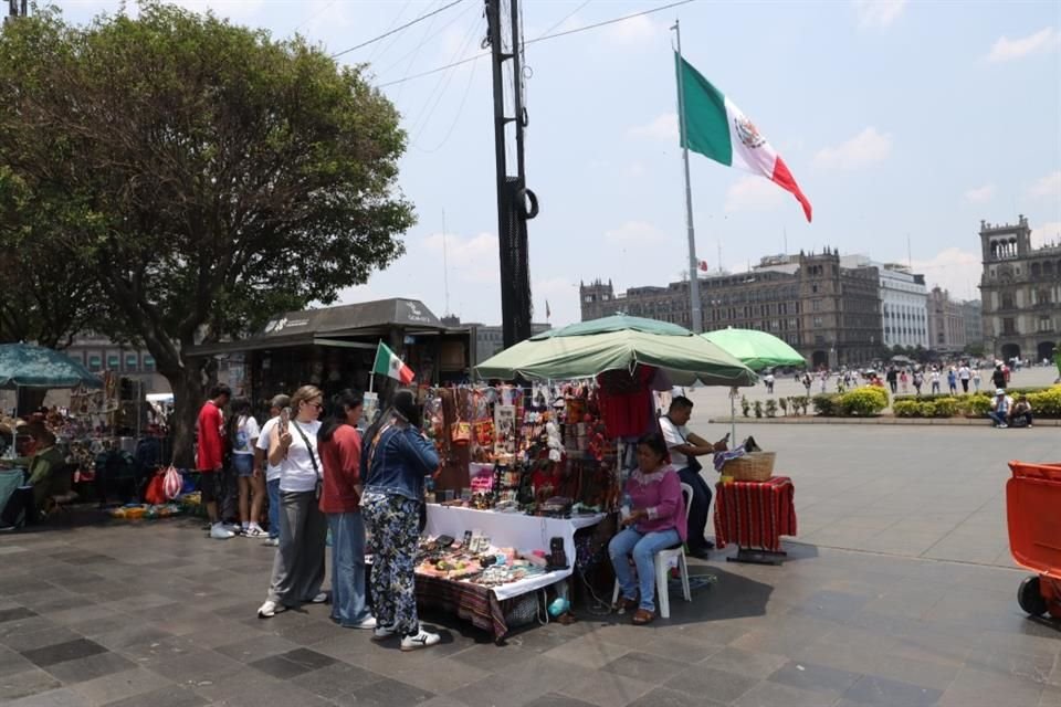 Frente a la Catedral Metropolitana está uno de los puntos más concurrido de venta informal.