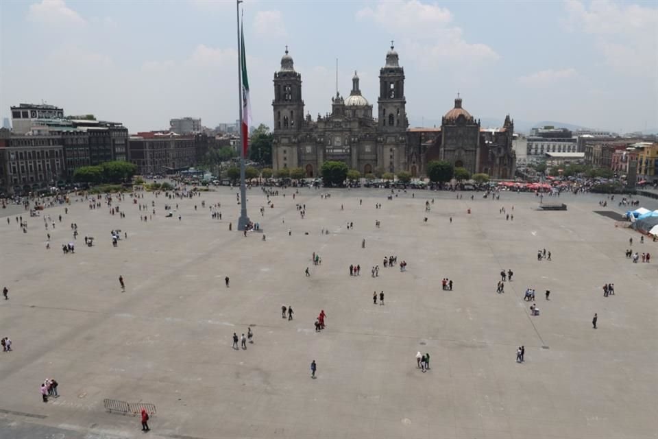 El Zócalo se mantuvo casi un mes sitiado por los docentes de la CNTE. Ahora se puede caminar nuevamente.