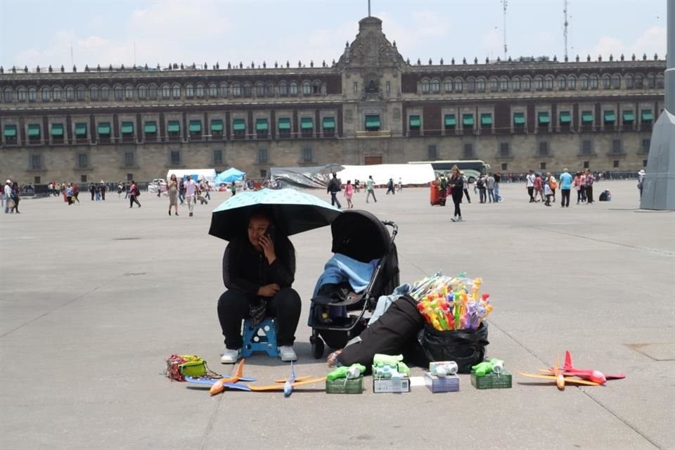 Pese a las protecciones, los informales ocupan espacios en la plancha.