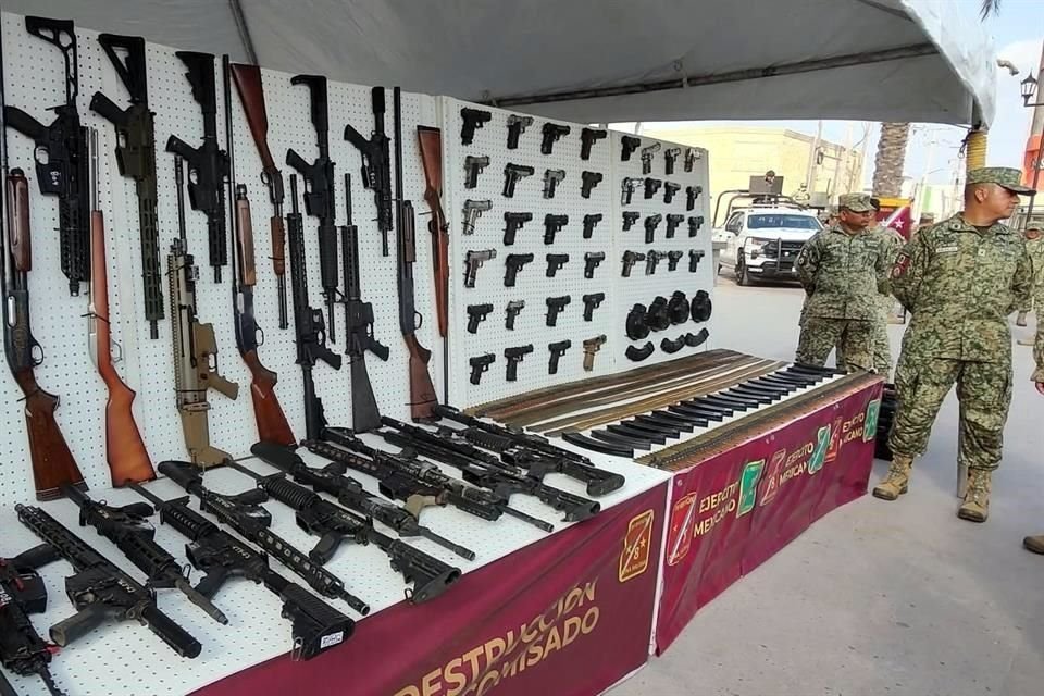 En total exhibieron 1 mil 135 armas largas y 226 armas cortas, además de 13 mil 984 cargadores y 13 mil 984 balas, de diferentes calibres.