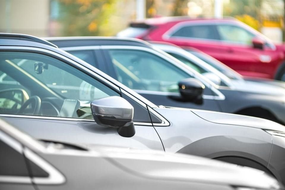 Tras política arancelaria de Donald Trump, las ventas de autos fabricados en México se redujeron 6.28% anual, su mayor caída en un lustro.