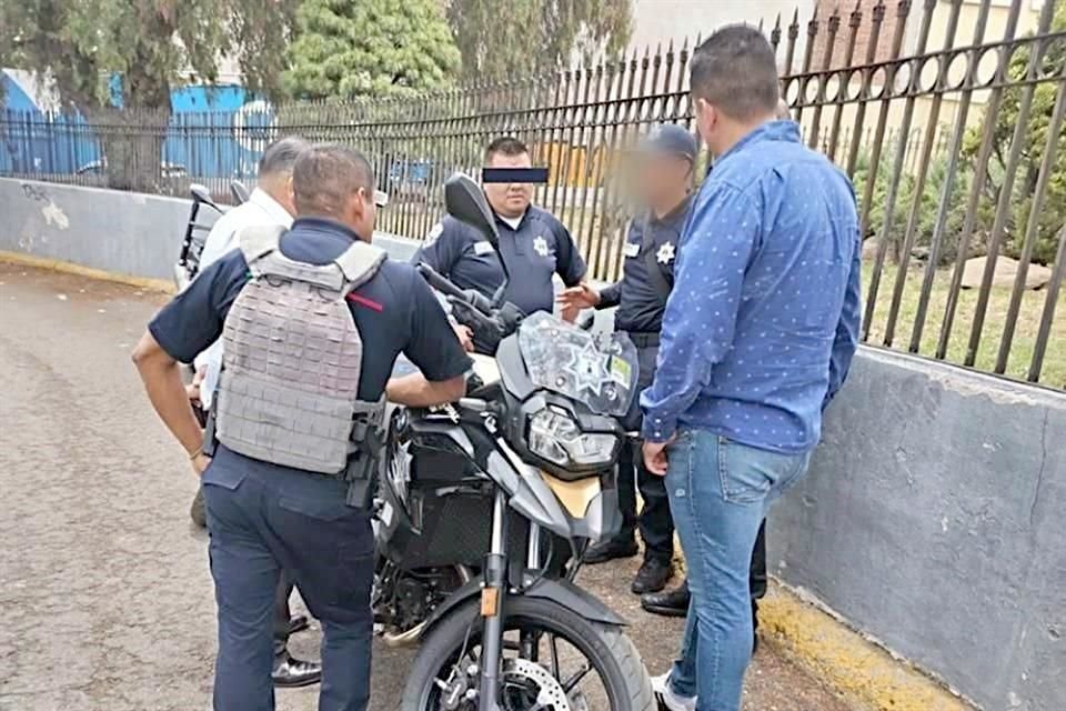 Uno de los agentes cesado recientemente por exigir dinero a un ciudadano.