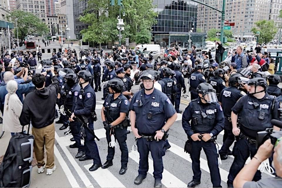 Redadas antiinmigrantes continuaban ayer en Los Ángeles, California, lo mismo que protestas, incluso se extendieron a otros estados de EU.
