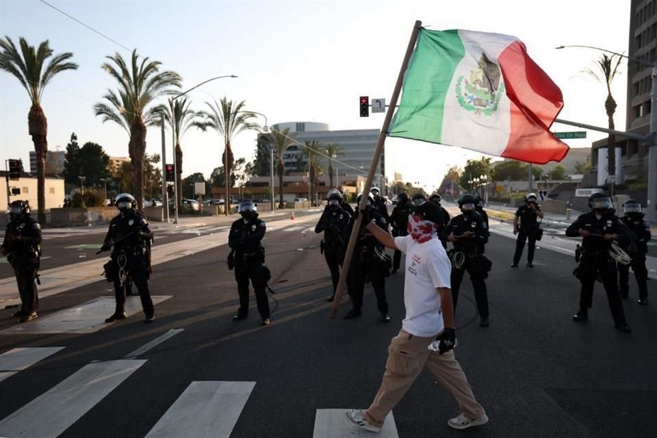 'Enarbolar una bandera mientras se ataca a las fuerzas del orden y se destruye propiedad pública o privada, daña una relación bilateral que trabaja unida', dijo Ronald Johnson.