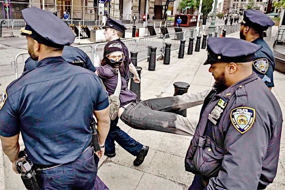 Policías de Nueva York someten a una manifestante.
