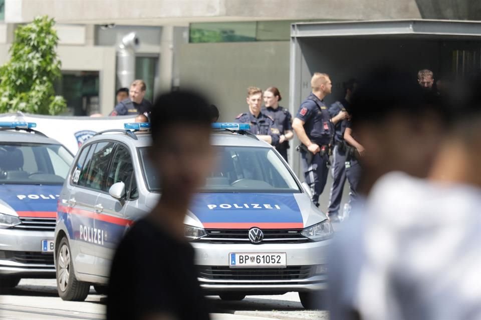 Al menos 10 personas, incluido el agresor, murieron en ataque de ex alumno en escuela en Austria.