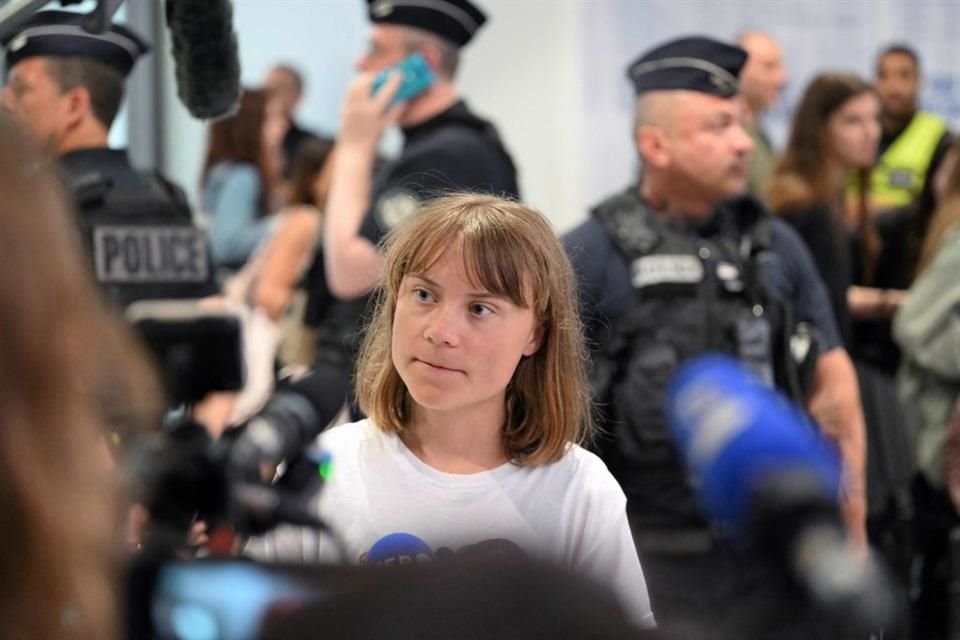 Greta Thunberg dijo que Israel secuestró a los activistas del velero en aguas internacionales a su llegada a París tras su expulsión.