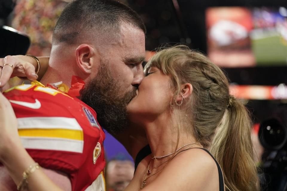 La cantante y su pareja, Travis Kelce, fueron mencionados como 'Taylor y Travis Kelce' en la boda reciente del primo del jugador de la NFL, lo que ha provocado especulaciones.