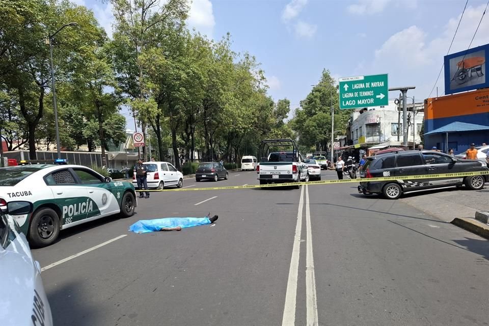 Los policías del Sector Tacuba acordonaron la zona en espera de peritos.  