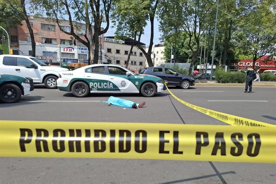 Policías confirmaron que el peatón se desvaneció y cayó de espaldas en el pavimento. 