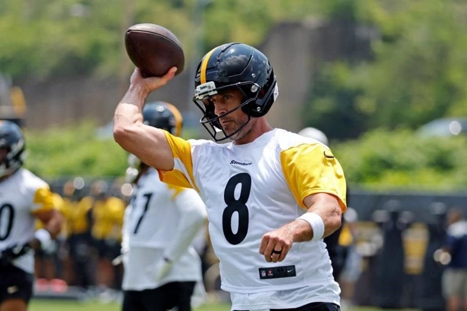 Aaron Rodgers tuvo su primer día de trabajo como quarterback de los Pittsburgh Steelers.