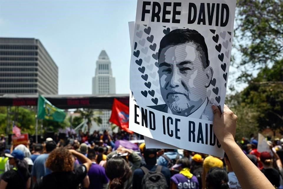 Miembros del sindicato SEIU, el más grande de California, protestan por la detención de su líder David Huerta.