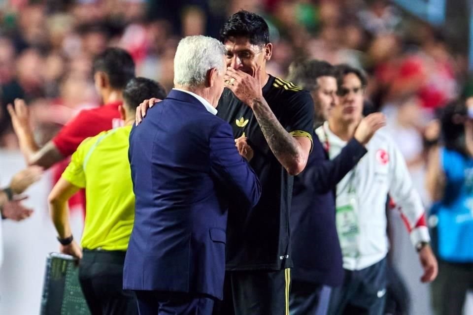 Edson Álvarez fue a consultar a Aguirre durante el duelo entre mexicanos y turcos.