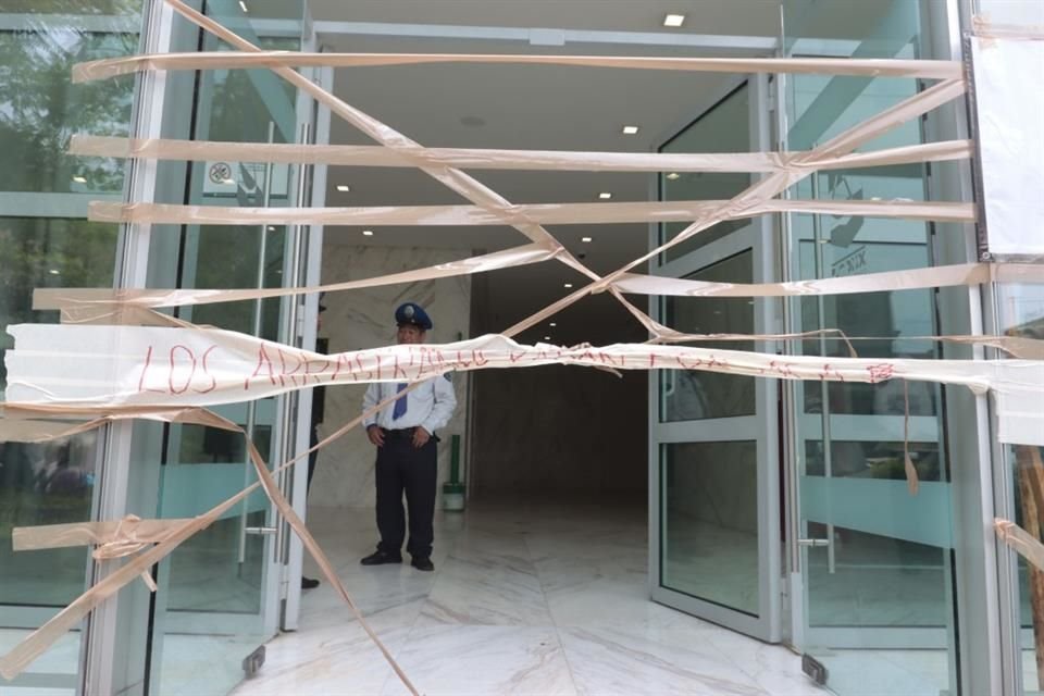 Los accesos a las oficinas fueron bloqueados hasta con cinta.