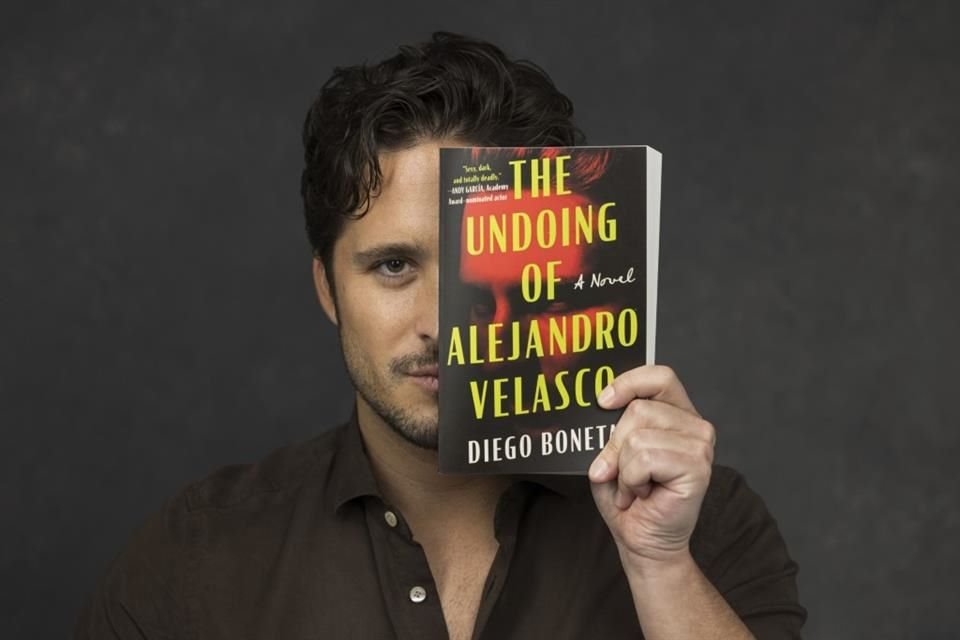 En su primera novela, el thriller 'El Misterio de Alejandro Velasco', Boneta apostó por plantear personajes opulentos, que viven en mansiones en San Miguel de Allende.