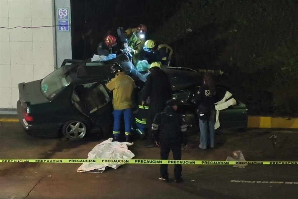 Según reportes preliminares, el conductor perdió el control y el vehículo se estrelló contra el muro de contención.