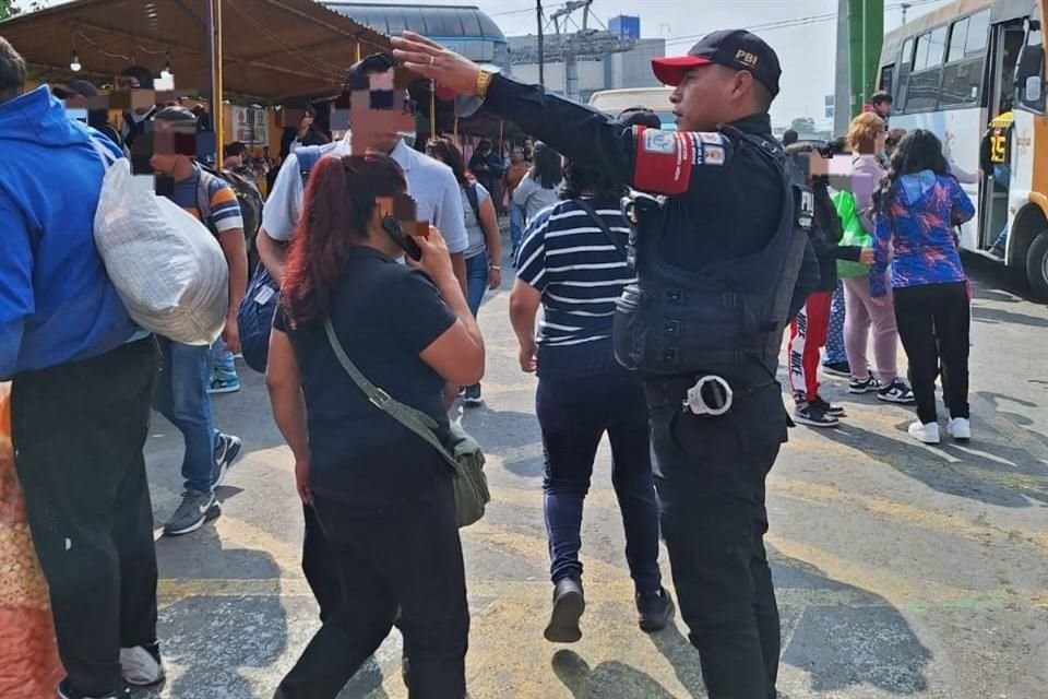 Oficiales de la PBI brindan orientación a las y los usuarios, a fin de que puedan continuar con su trayecto hacia sus destinos.