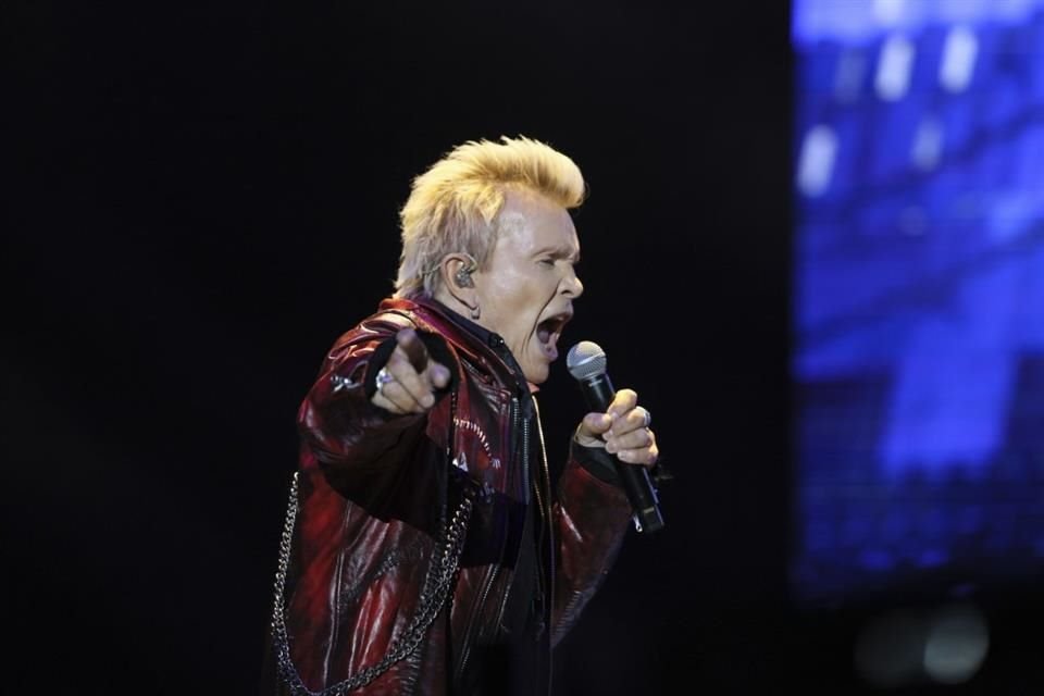 En su nuevo documental, 'Billy Idol Should Be Dead', el ícono del punk británico revivió uno de los momentos más oscuros de su carrera.