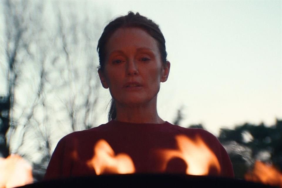 Este filme arranca lento y melancólico. El día a día en la granja de una mujer solitaria y rumiante, atrapada en el pasado, que se topa con una hija híper complicada y exigente.