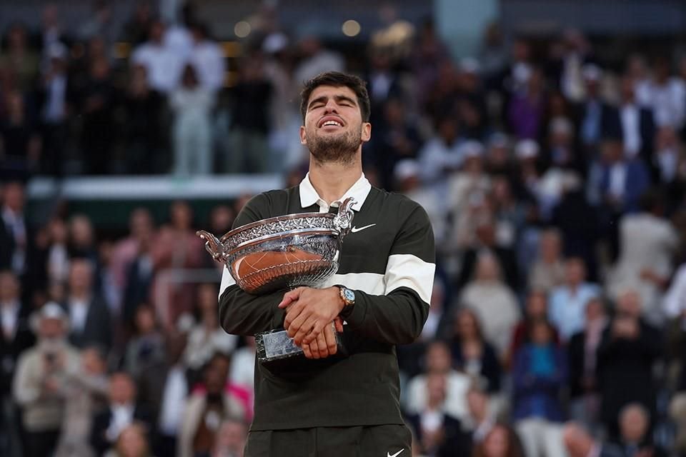 Carlos Alcaraz levantando el trofeo de los mosqueteros tras ganar dos títulos seguidos de Roland-Garros.