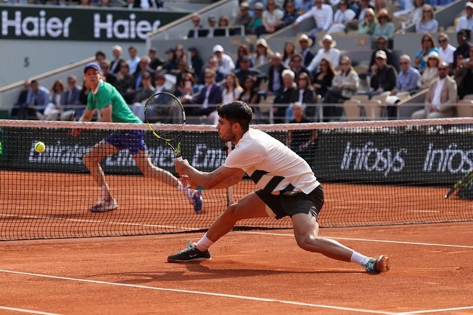 Jannik Sinner y Carlos Alcaraz en acción durante la final individual masculina de Roland-Garros 2025.