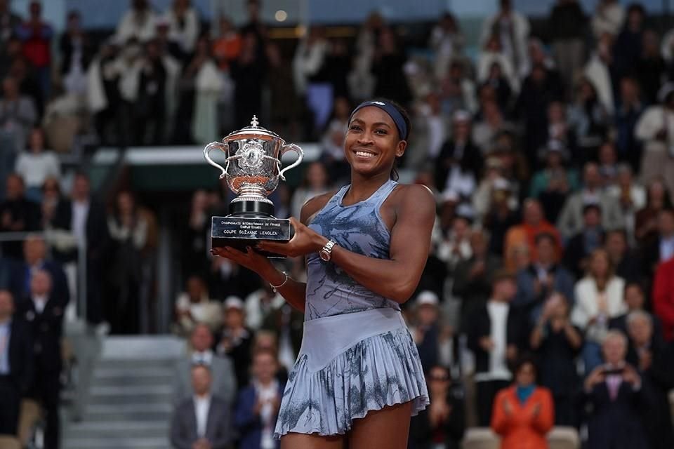 Coco Gauff levanta el trofeo Suzann-Lenglen tras ganar el título individual femenino en Roland-Garros 2025.