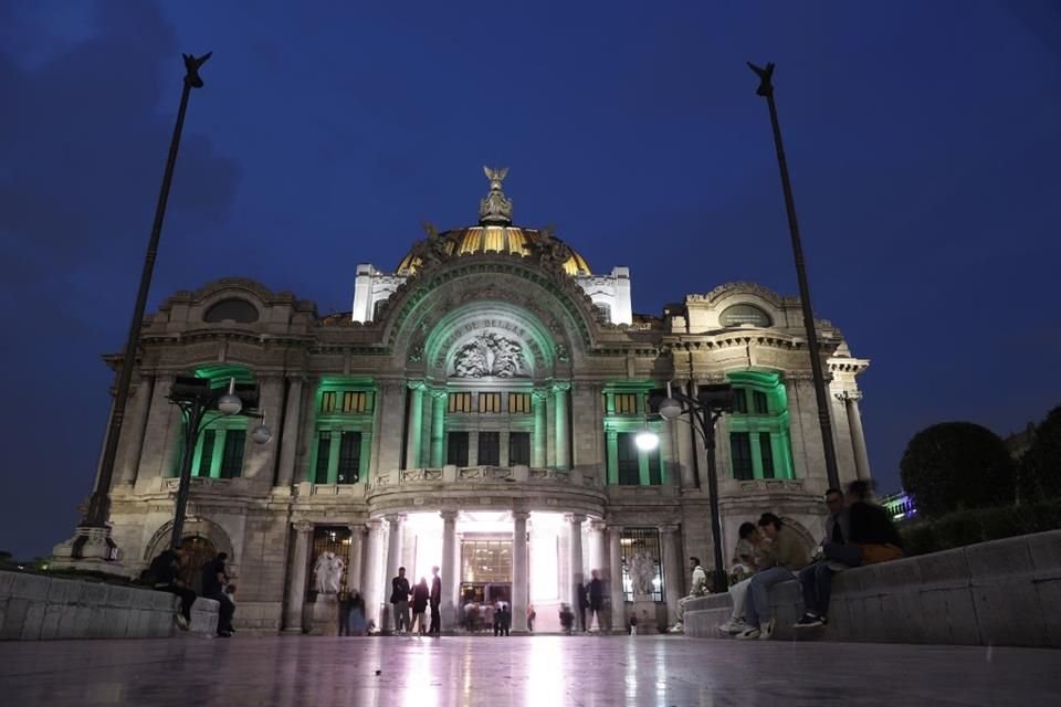 El Palacio de Bellas Artes se iluminó de color verde con motivo del Mundial de fútbol 2026.