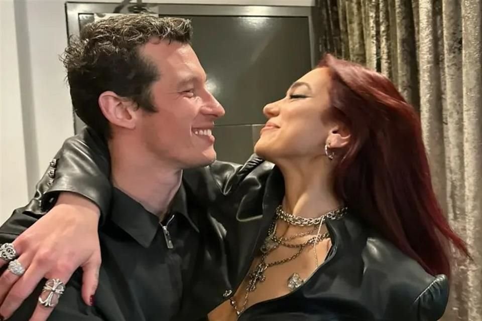 Dua Lipa confirmó su compromiso con Callum Turner, sin planes de boda aún; ambos disfrutan el momento y se enfocan en sus carreras.