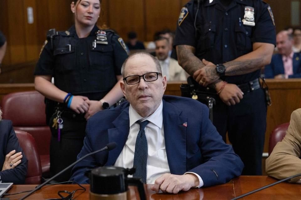 El juez anuló el juicio por violación contra Harvey Weinstein tras conflictos y amenazas entre jurados; solo un cargo quedó sin veredicto.