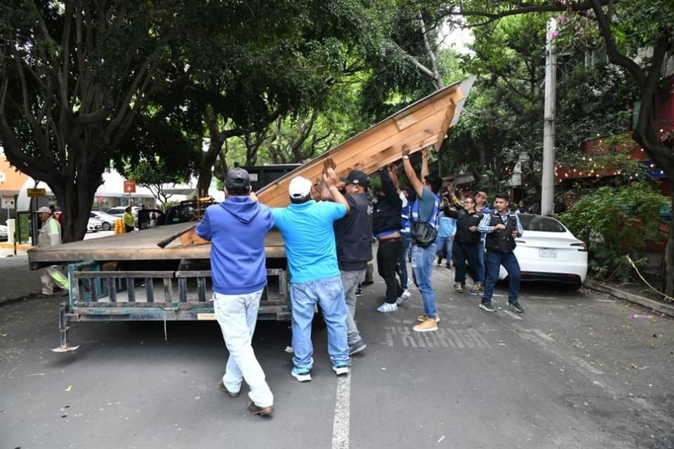 Ayer fueron retiradas 20 pérgolas irregulares en la Colonia Nápoles.